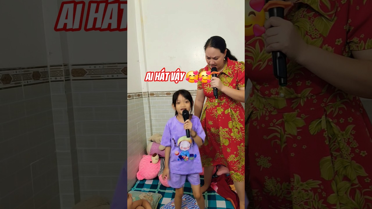 Hai mẹ con hát karaoke vui nhộn