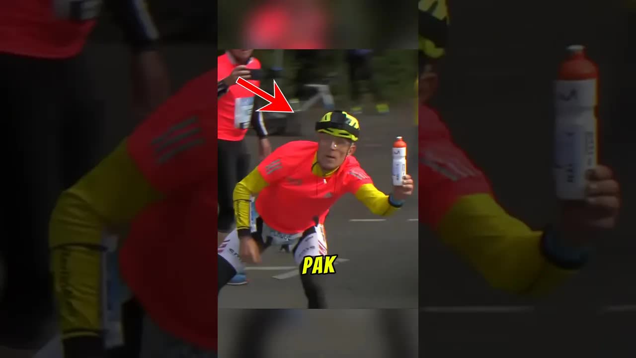Semangat Klaus Menghulur Botol kepada Pelari Maraton