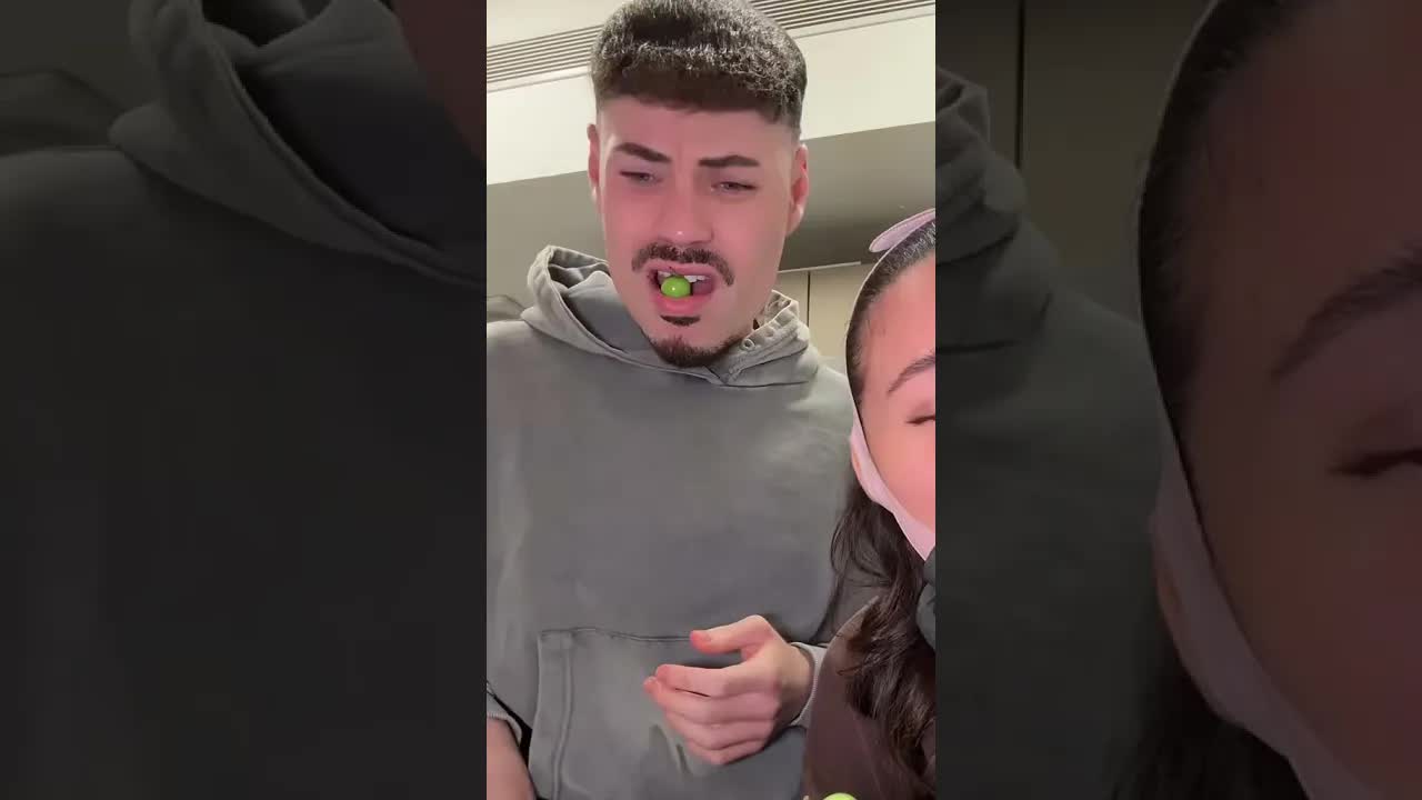 טועמת פרי מסתורי שראיתי בטיקטוק