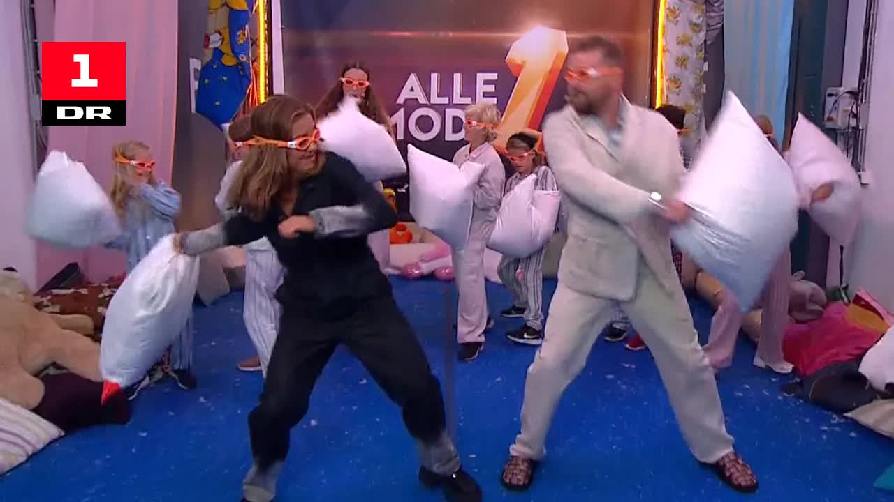 Vild pudekamp med børn og fjedre