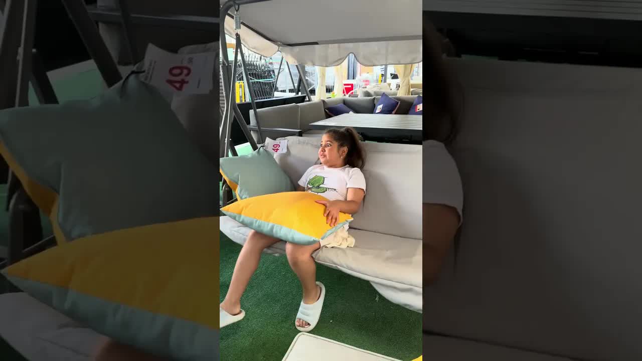 Mario alege între colțar și balansoar