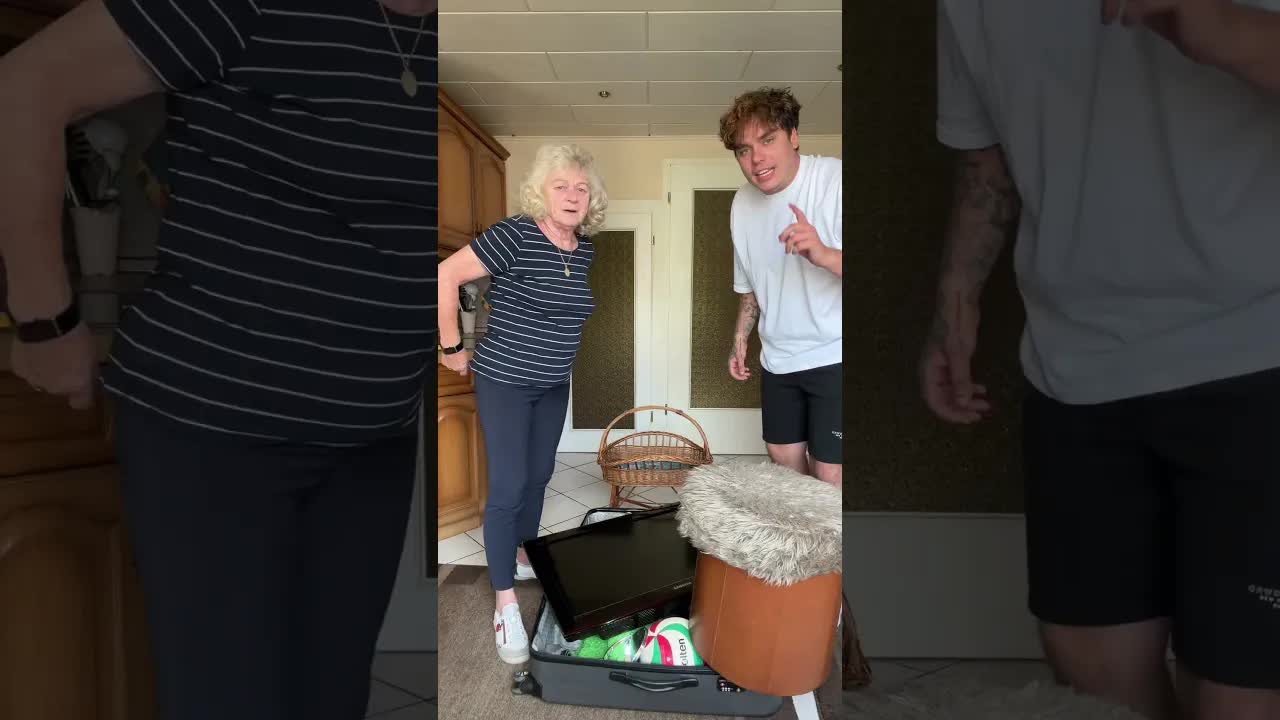 Oma packt Koffer mit seltsamen Dingen