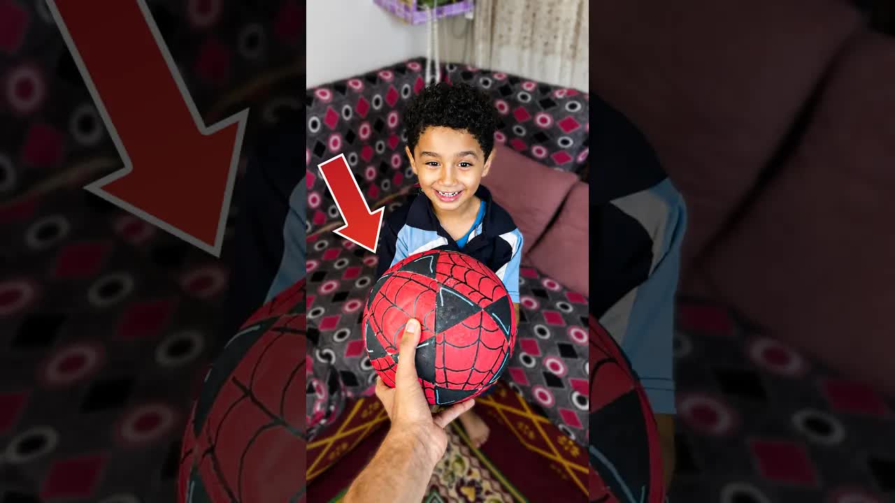 رسمت على كرة وانتظرت رد فعل ابني