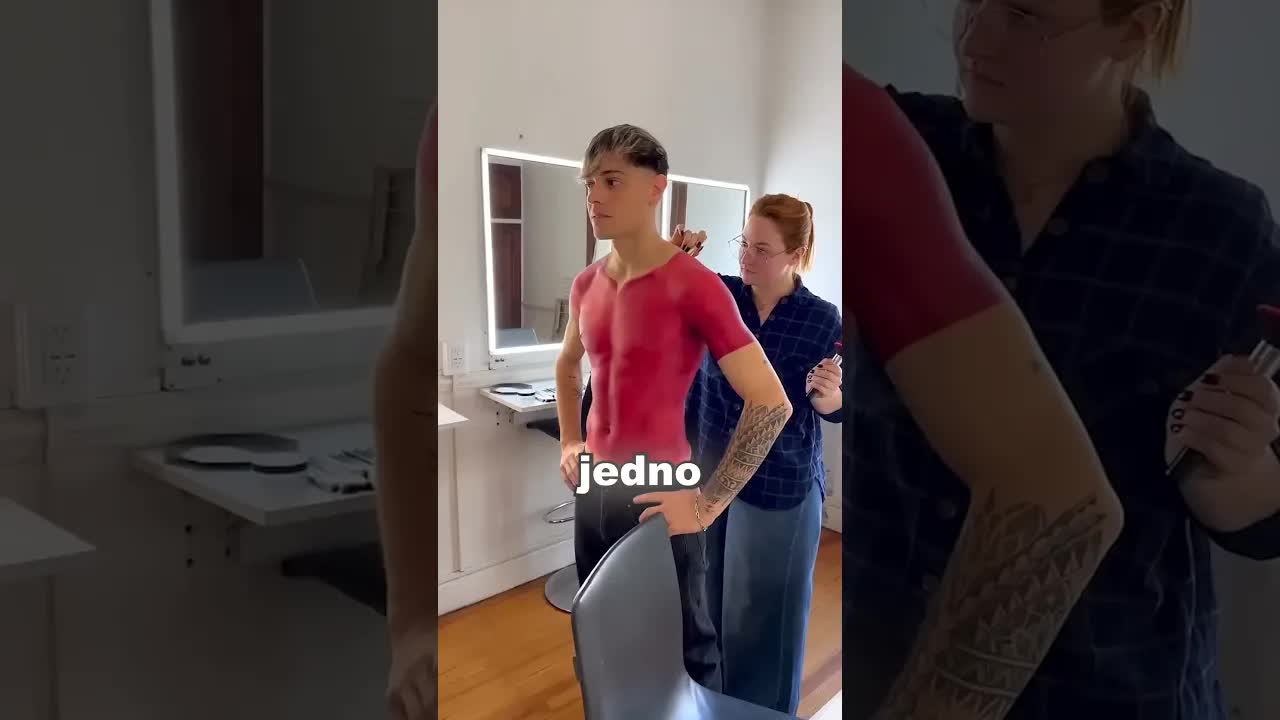 Muž oklamal dav v Dubaji s namalovaným tričkem