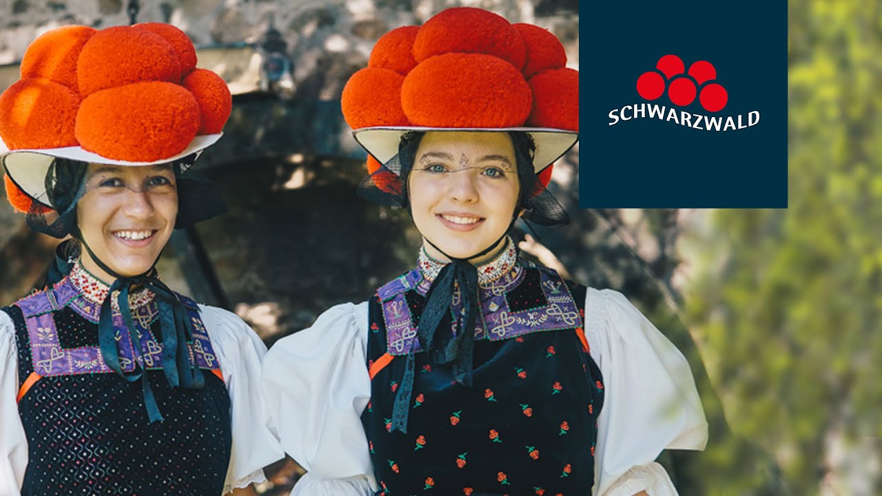 Junge Frauen und der Schwarzwälder Bollenhut