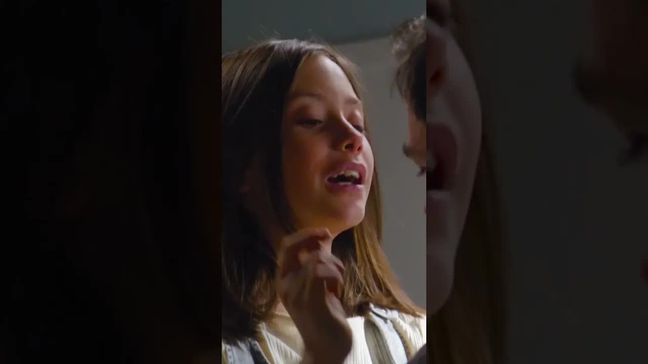 Olivia abraza a su padre después de la cárcel