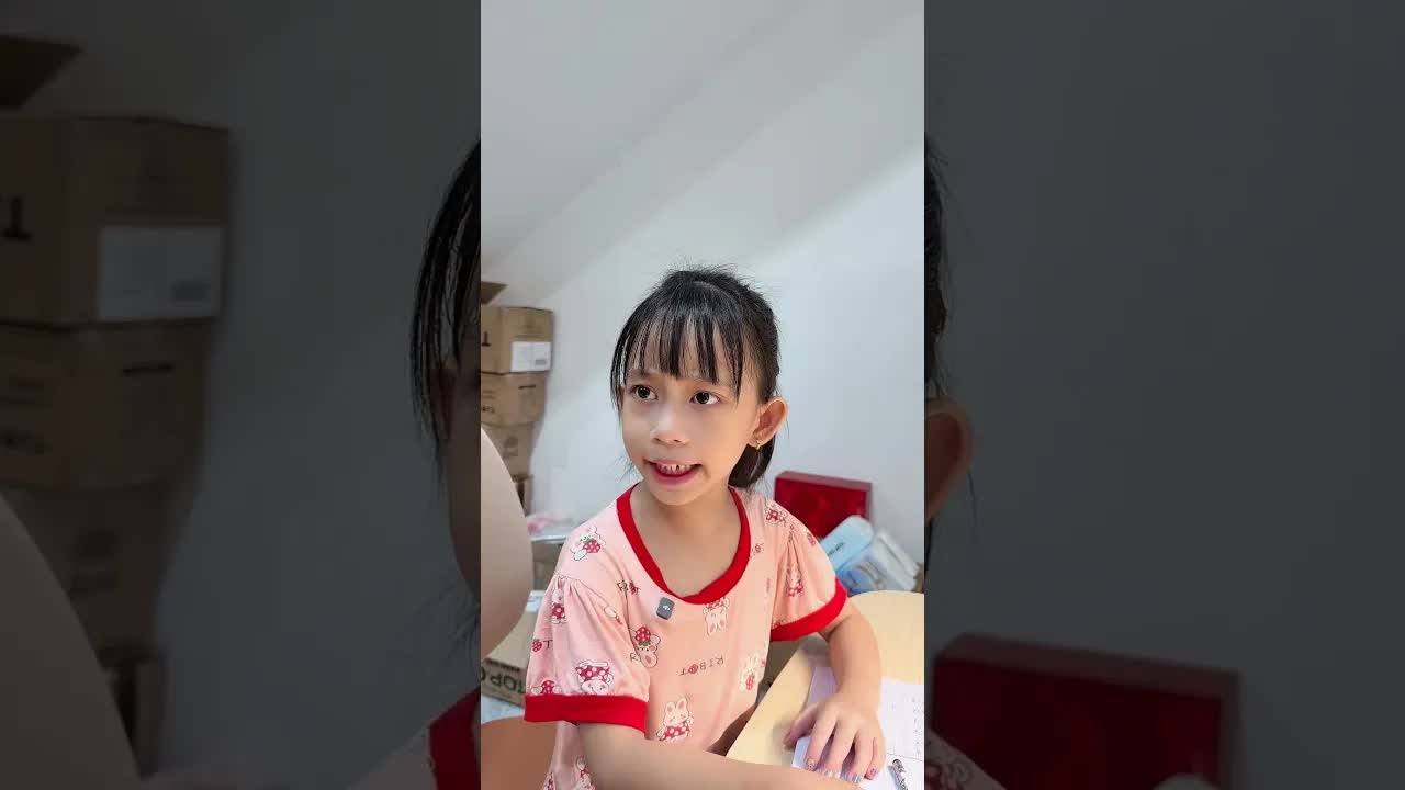 Cuộc trò chuyện hài hước giữa ba và con gái