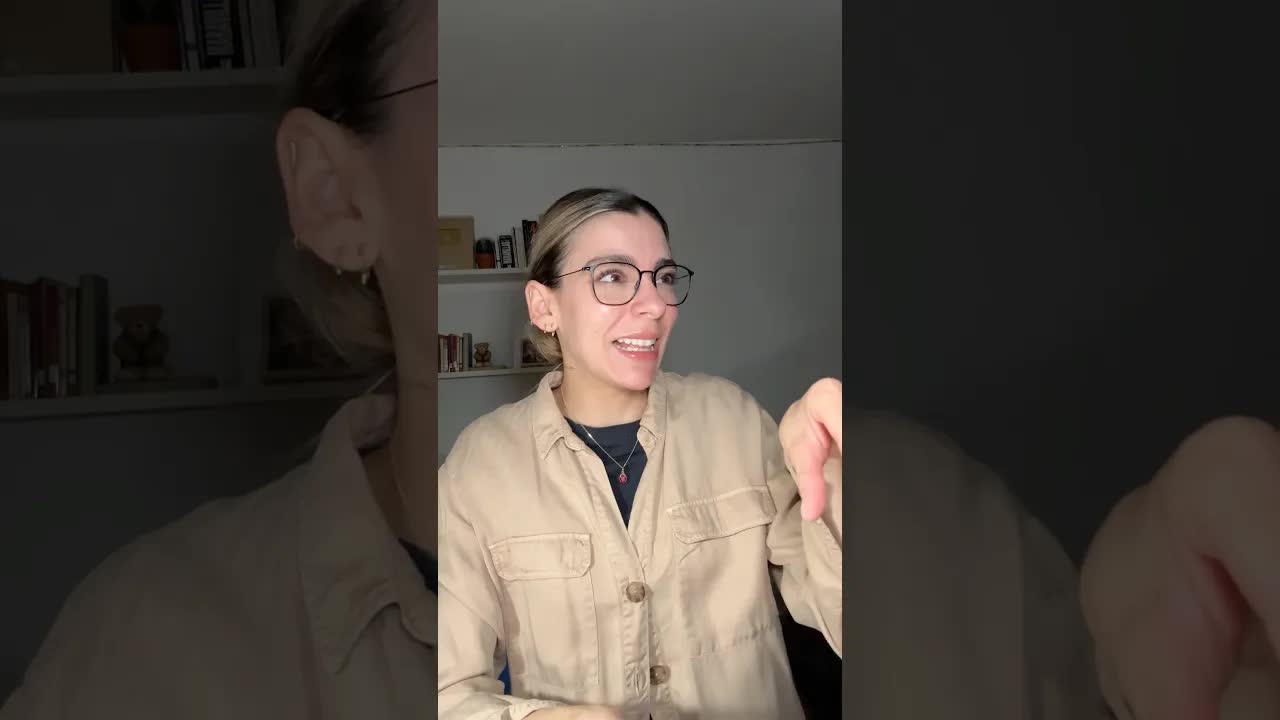 Profesor bromista con estudiantes Erasmus