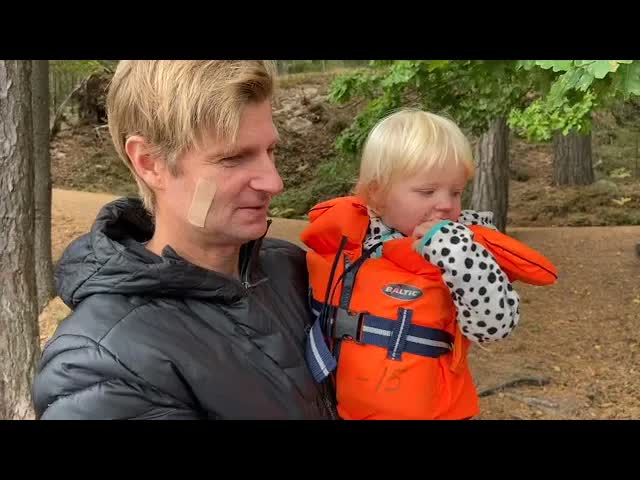 Familjen paddlar kanot i Delsjön
