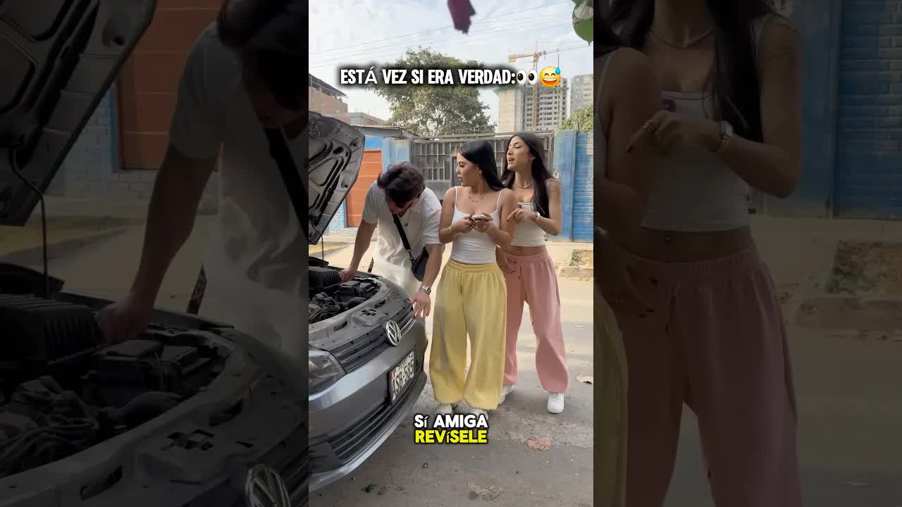 Amiga revisa el celular, está haciendo el tonto