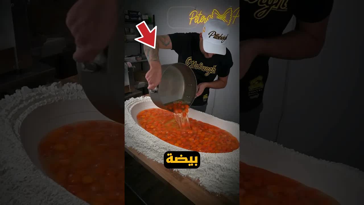 هذا الرجل صنع معكرونة من 250 بيضة ووزعها على المحتاجين