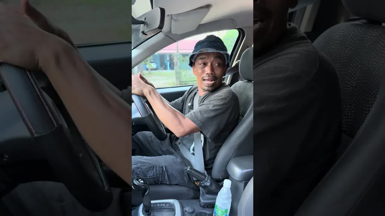 Adik beradik bergaduh dalam kereta dengan ayah