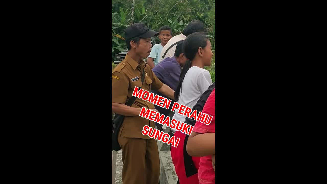 Pengantaran perahu kayu di desa