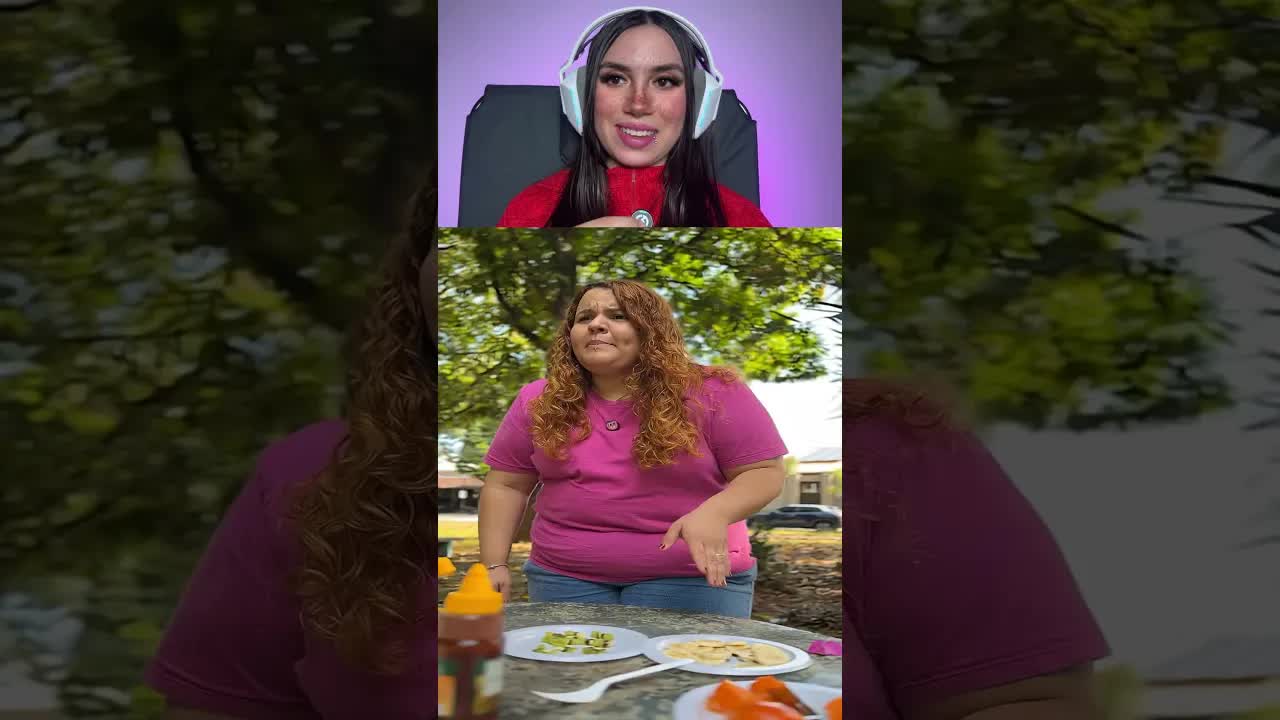 Pedindo uma salada de frutas na rua