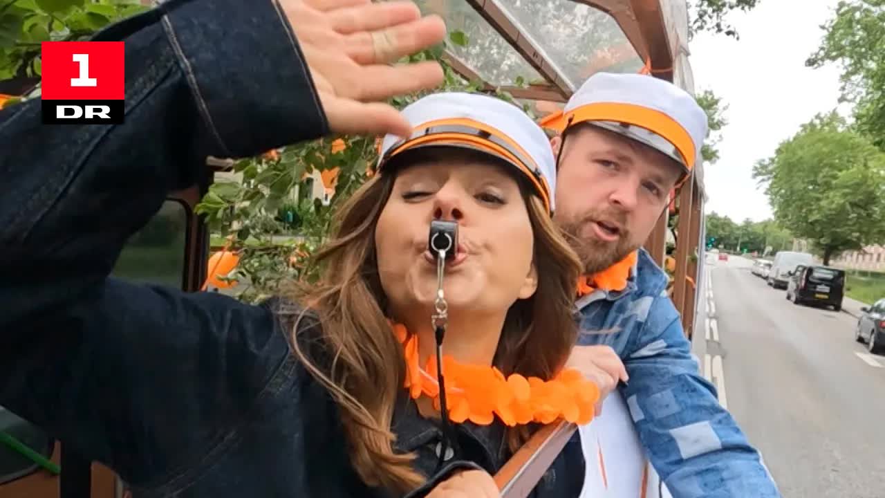 Joakim og Stefania kører studentervogn