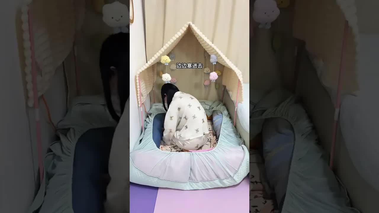 الأم تبني كوخاً صغيراً لتجنب برد الليل