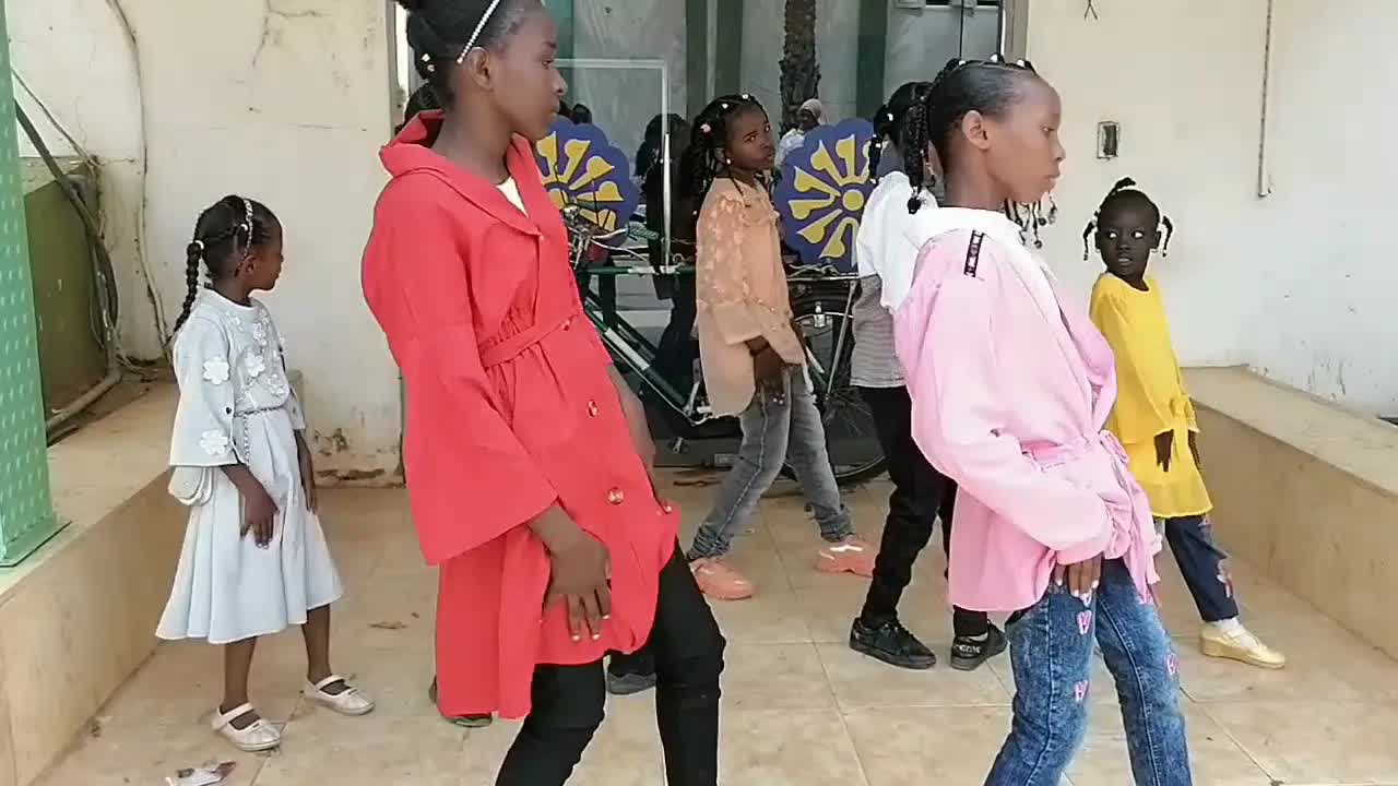 أجمل أنشودة سودانية: بلد في شاشة