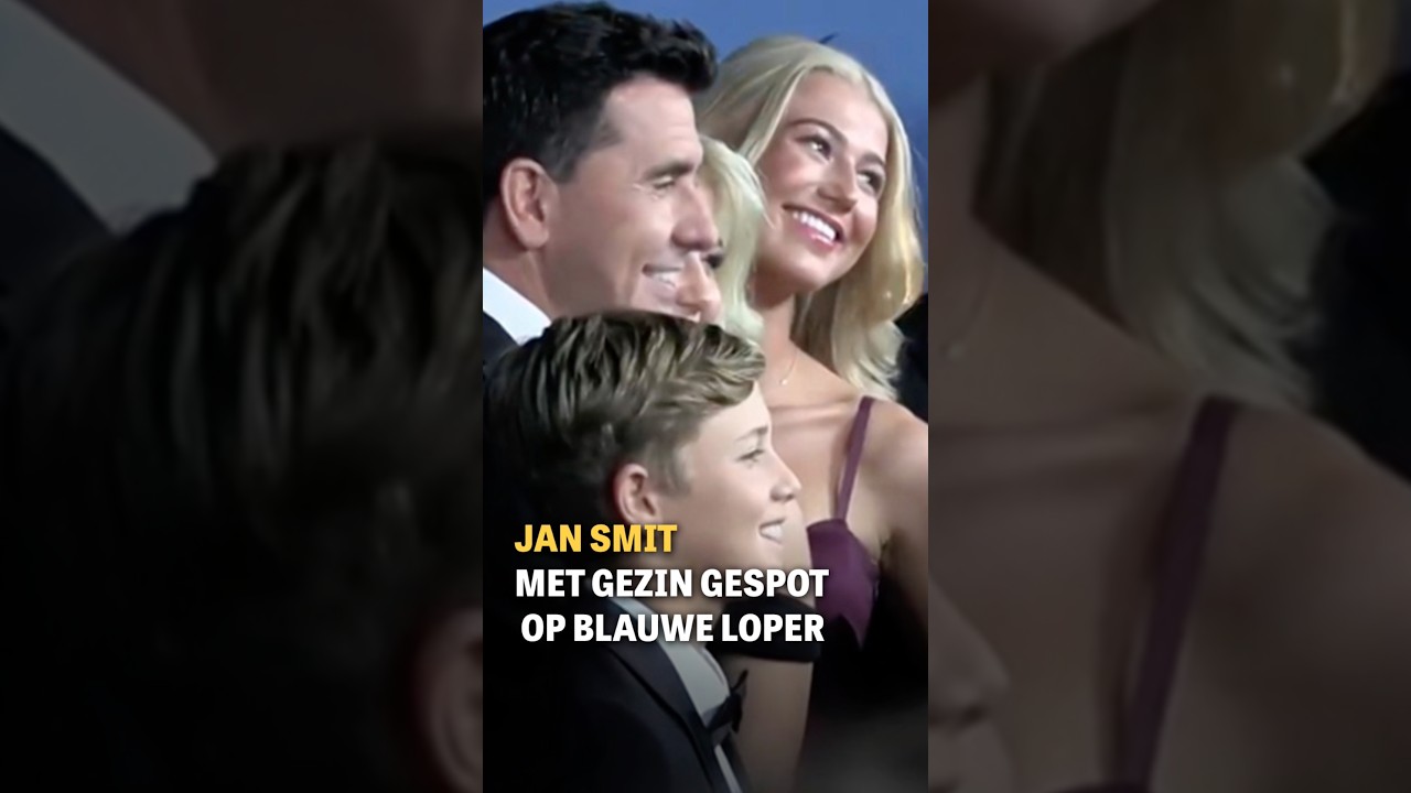 Jan Smit gespot op blauwe loper met gezin