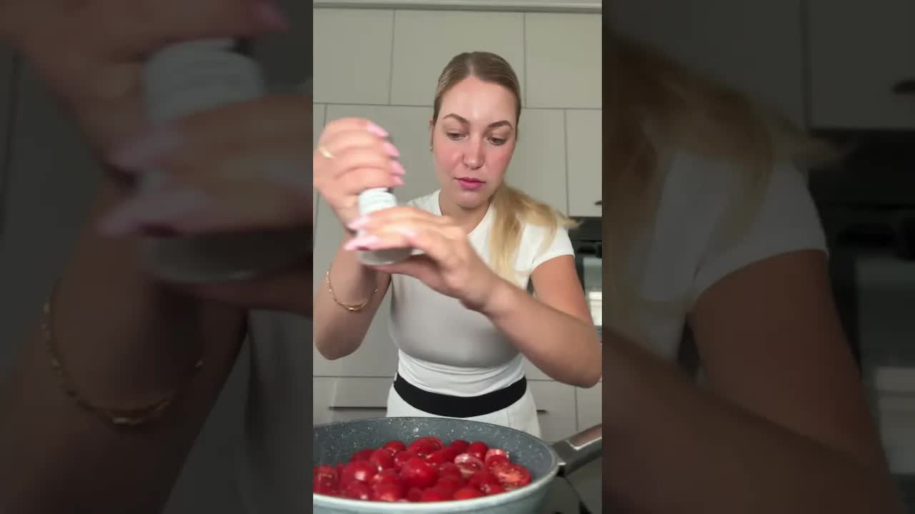 Rýchle paradajkové cestoviny v bielom tričku