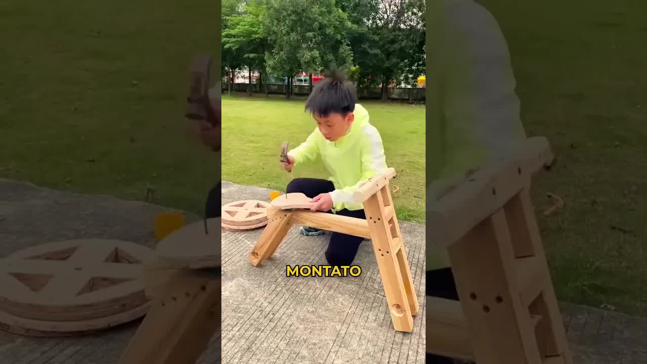 Il fratello costruisce una bici di legno per la sorella