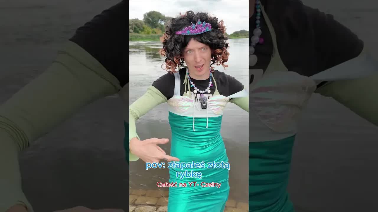 Czelny bawi się syreną w wiadrze