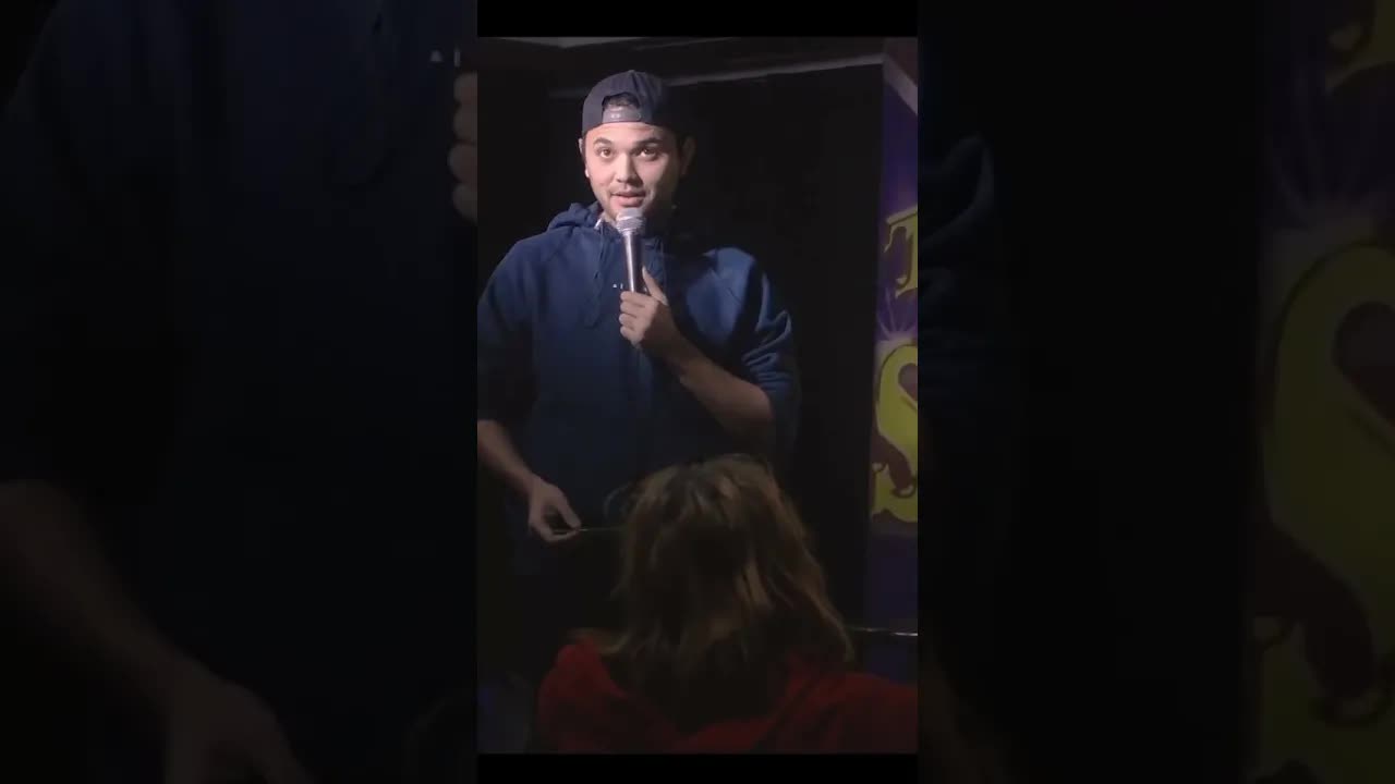 Standup-komiker interagerar med publiken