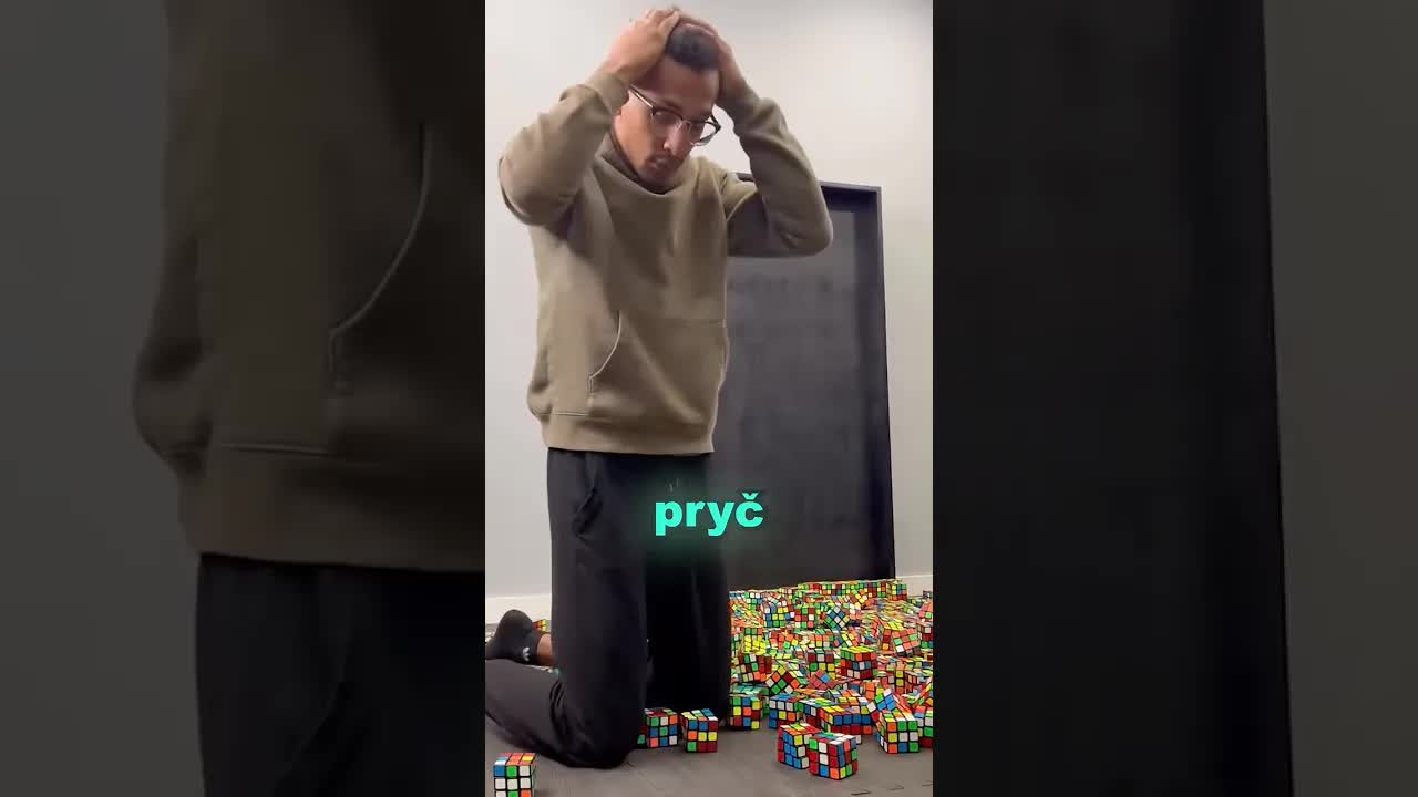 Chlapec skládá portrét otce z kostek Rubika