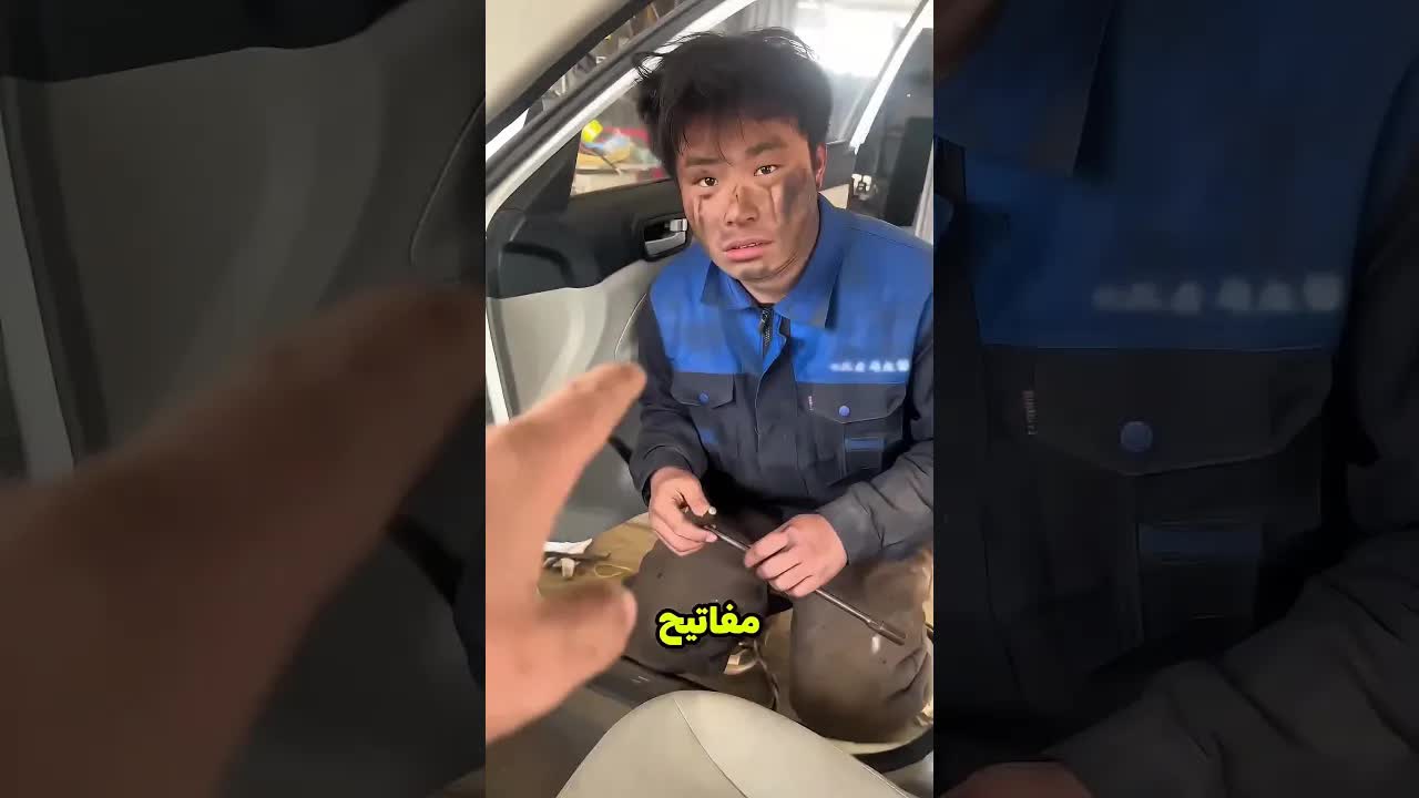 ميكانيكي ركب مفاتيح كهرباء في التابلو وعكس التوصيلات