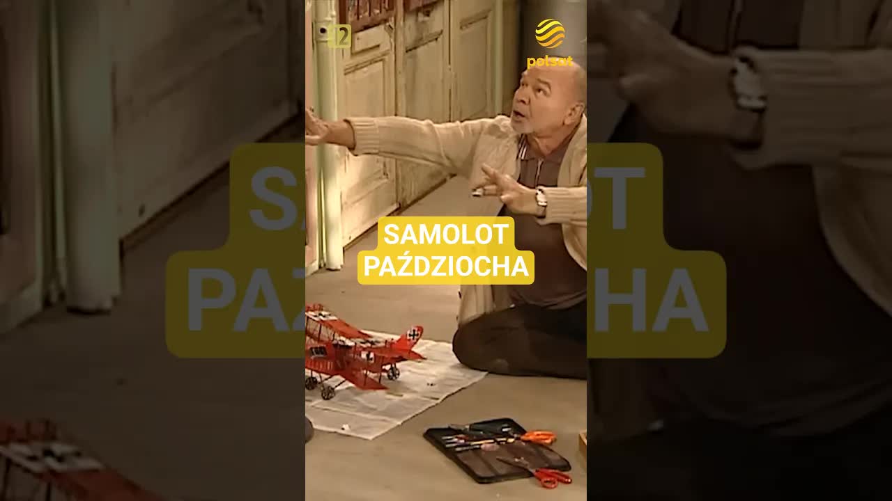 Boczek niszczy model samolotu Paździocha
