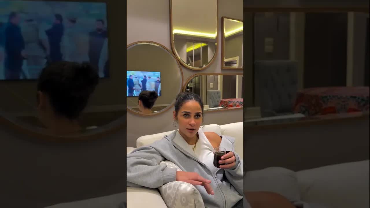 أخت تزعق على أخواتها في المطبخ