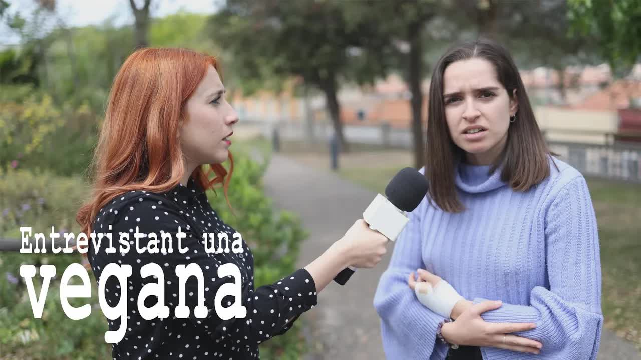 Entrevista satírica a una vegana mossegada per un gos