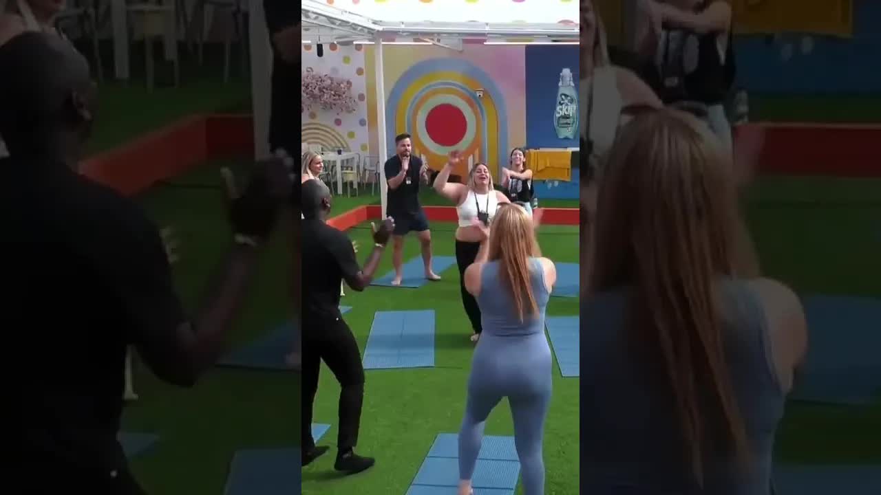 Concorrentes cantam Universo e emocionam Flávia