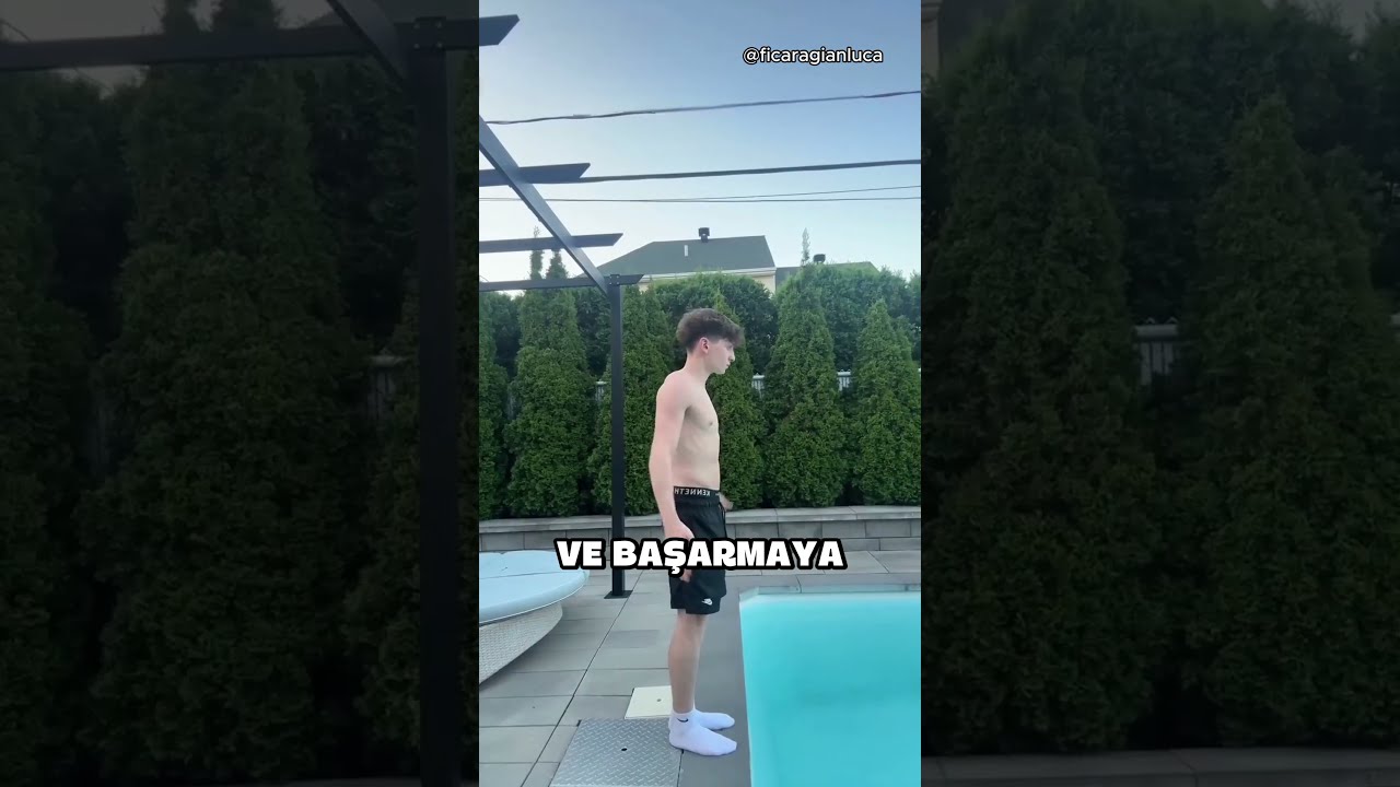 Suyun Üzerinde Yürümeye Çalışan Çocuk