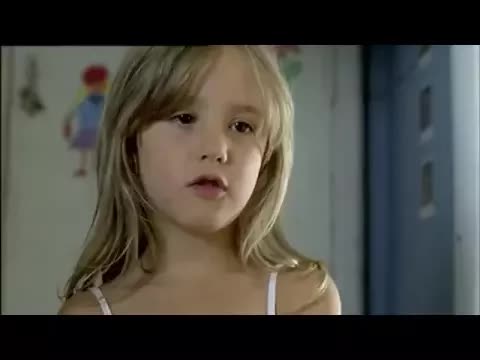 Ein Kind spielt Cupido für seine Mama
