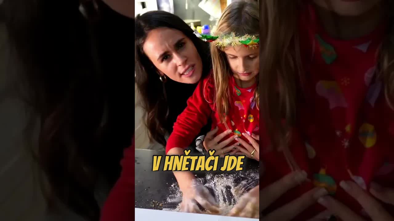 Pečení cukroví v kuchyni