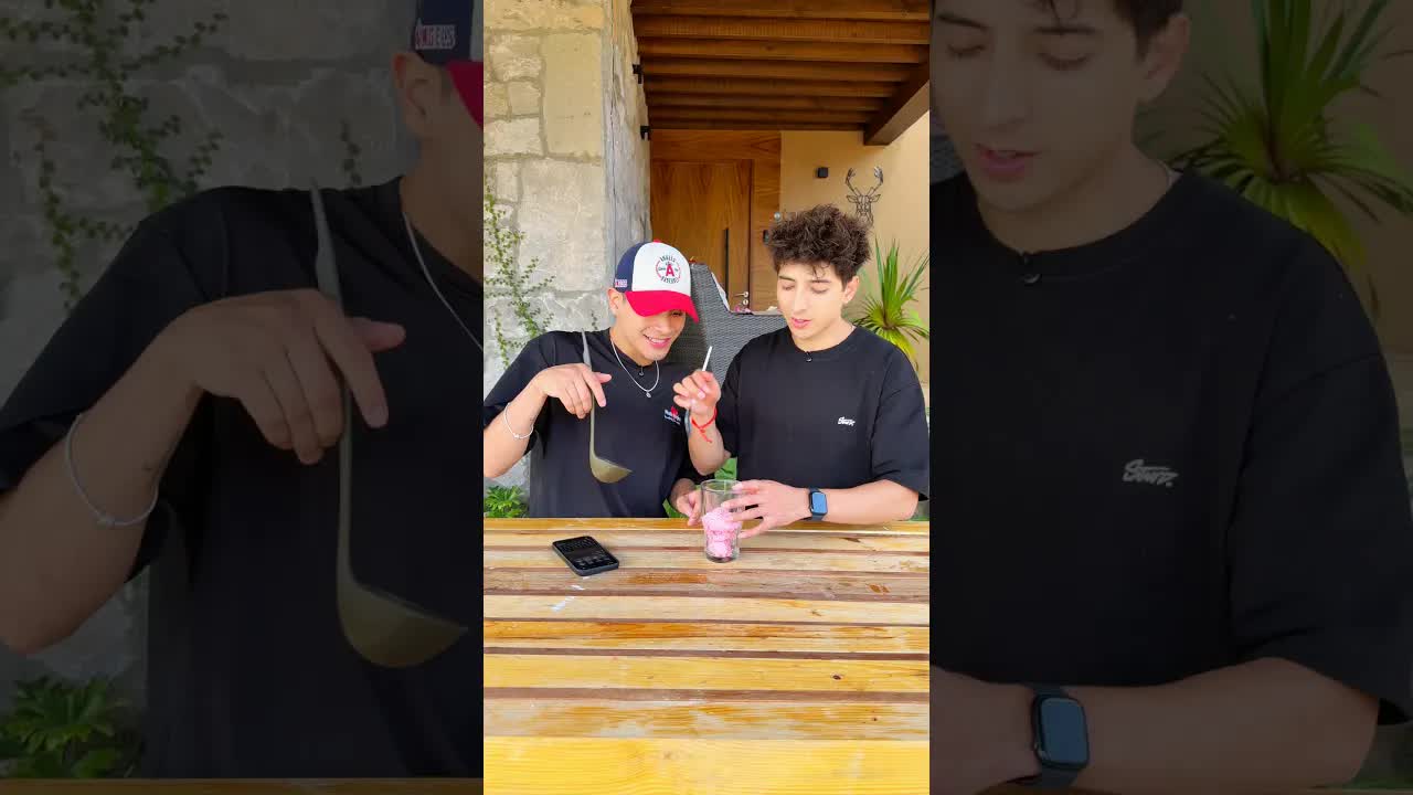 Hermanos compartiendo helado
