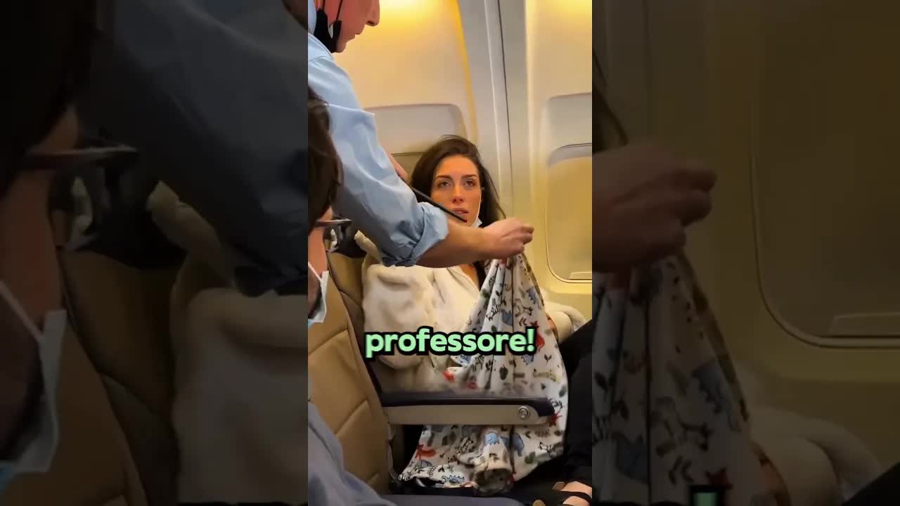 Finge di avere un bambino in aereo, ma è un gatto