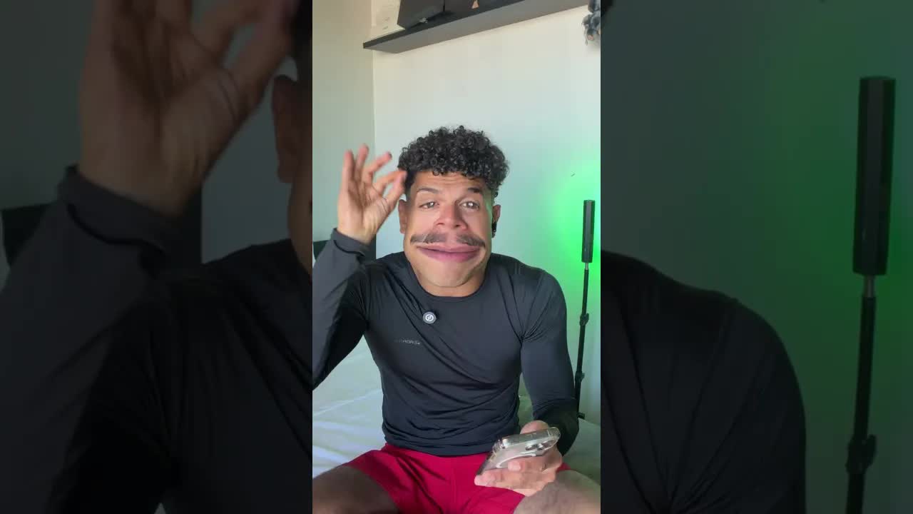 Pessoa sem nada pra fazer cortando cenoura