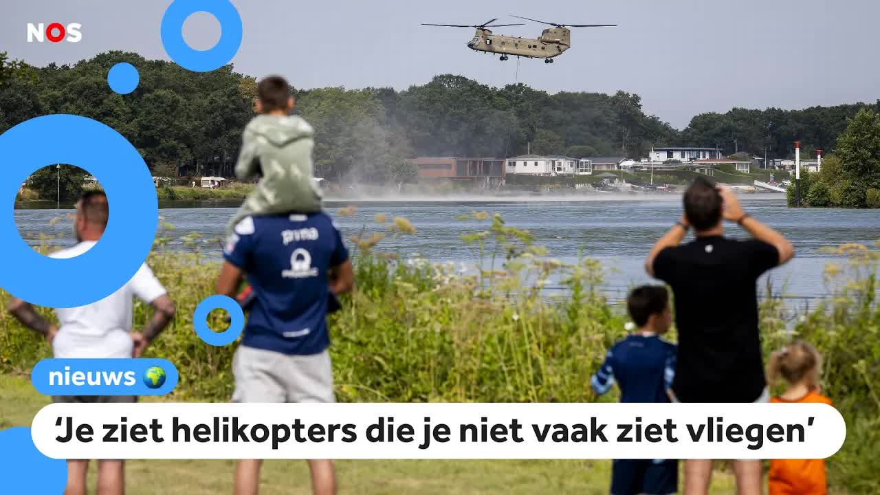 Kinderen kijken naar natuurbrand in Limburg