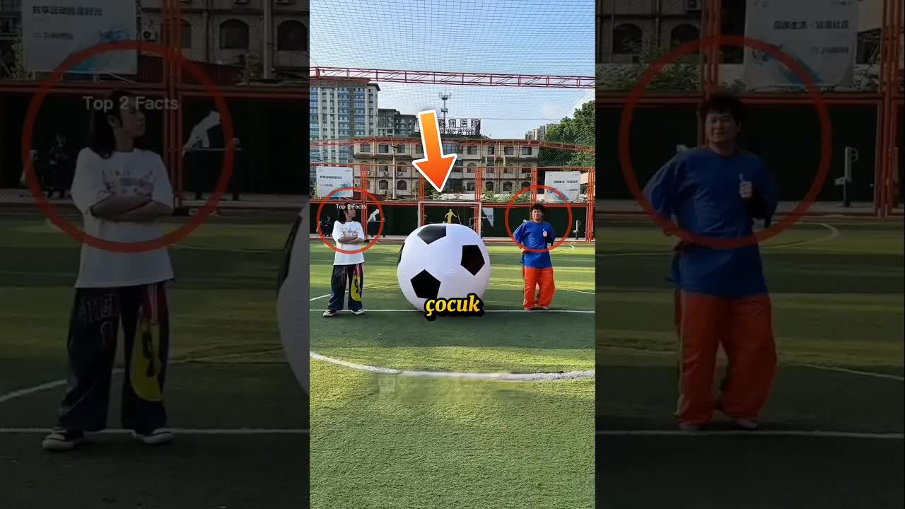 Çocukların Futbol Topuna Dönüştüğü Komik Anlar