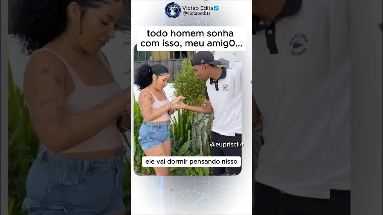 Lendo a mão de um amigo no celular