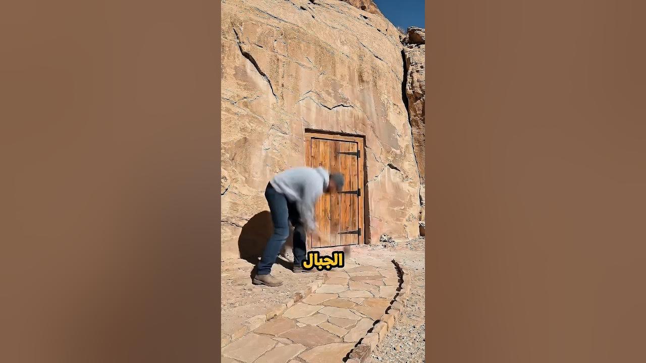 رجل يبني مخبأ سري في وسط الجبل