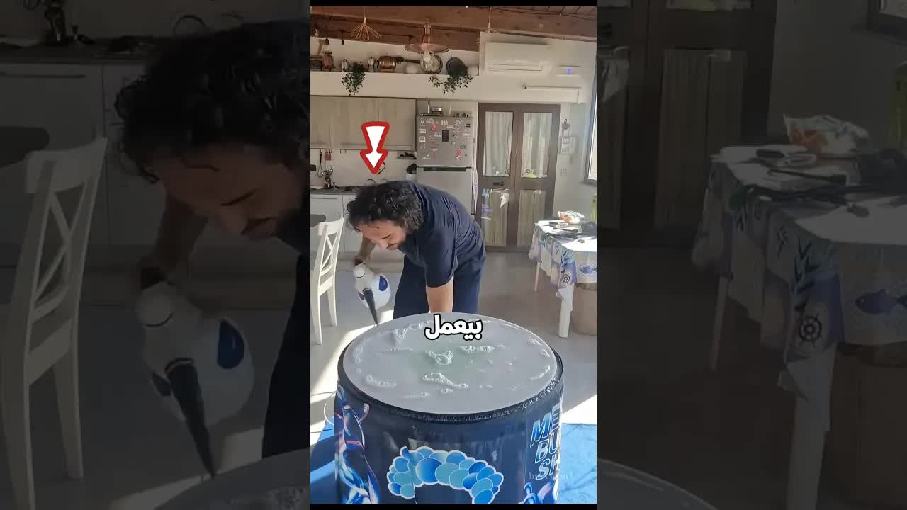 رجل يصنع فقاعات دخان كبيرة ومذهلة