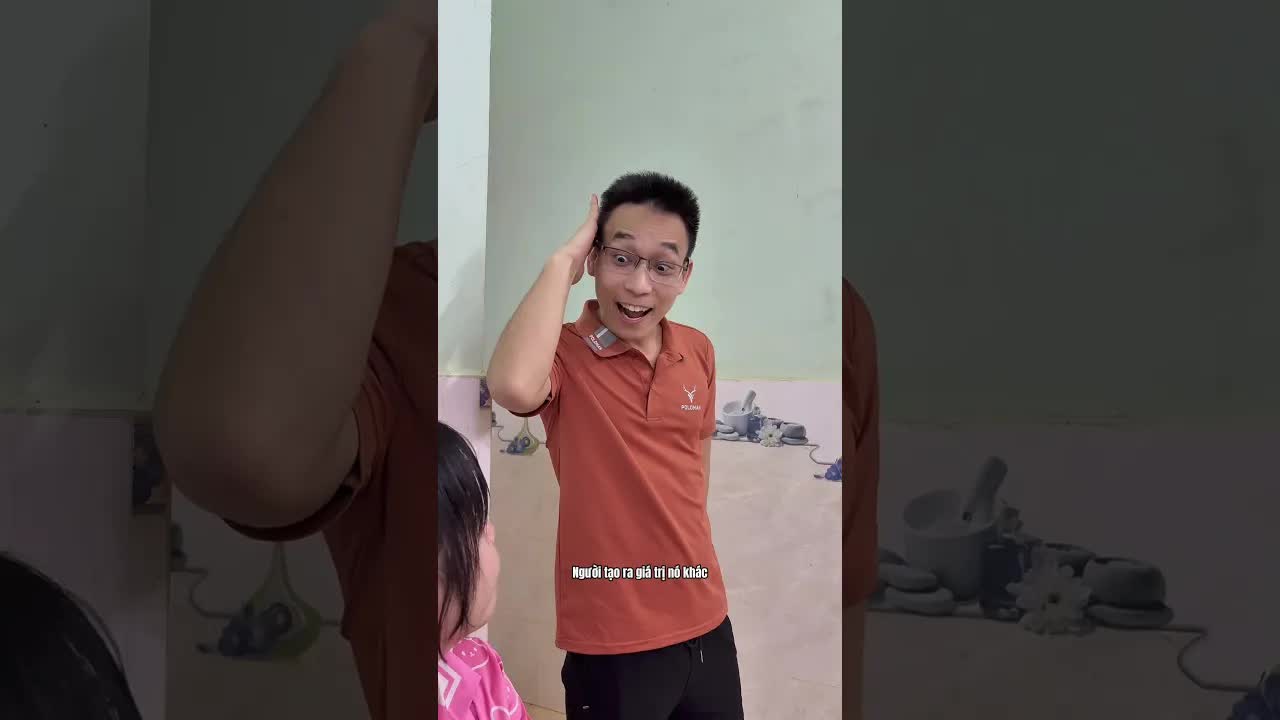 Trò đùa lì xì hài hước của vợ chồng