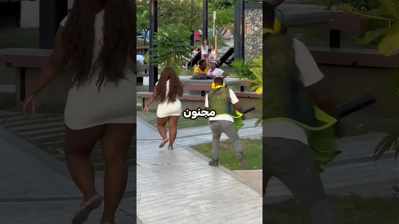 هذا الرجل يكشف الشعر المستعار بنفخة واحدة