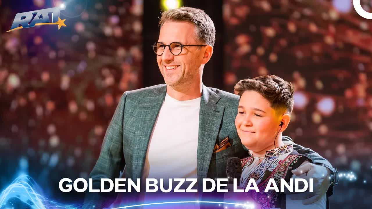Un copil de 13 ani cântă la țambal cu virtuozitate