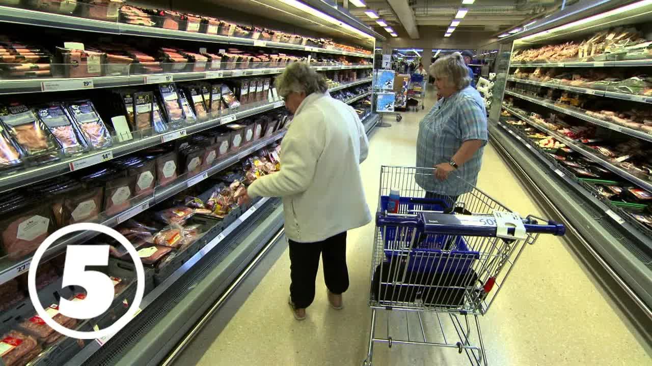 Gunnel och Maritta söker fläsk på Ullared