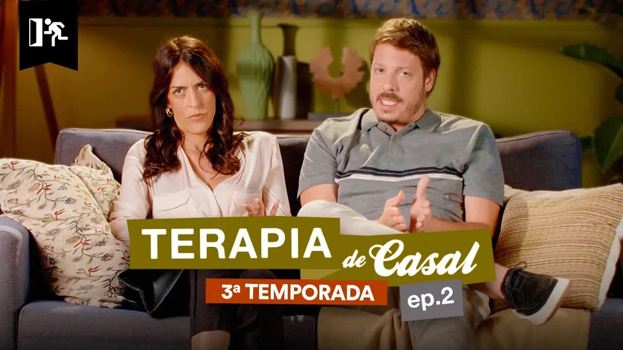 Casal em terapia discutindo rotina, viagens e churrascaria