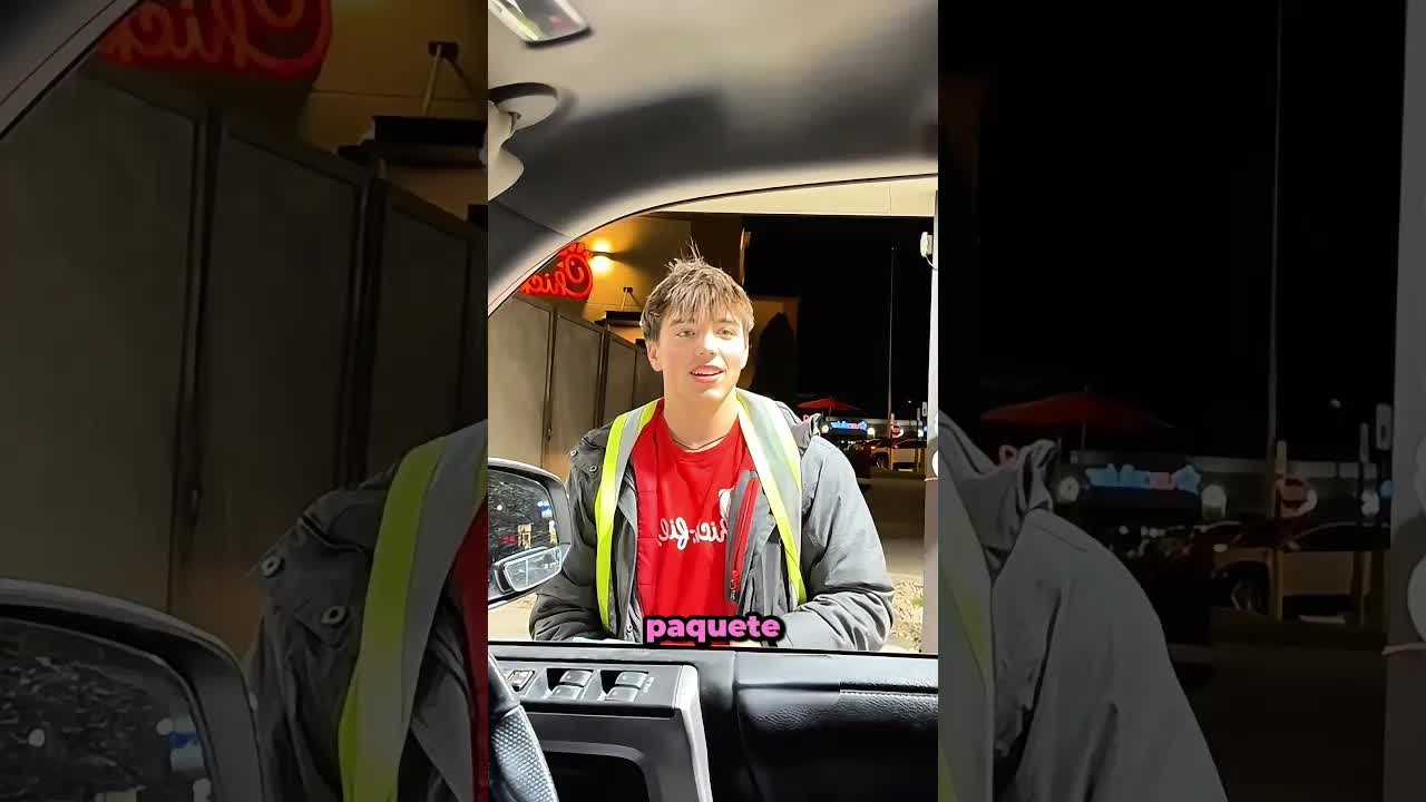 Sus padres lo sorprenden en su trabajo
