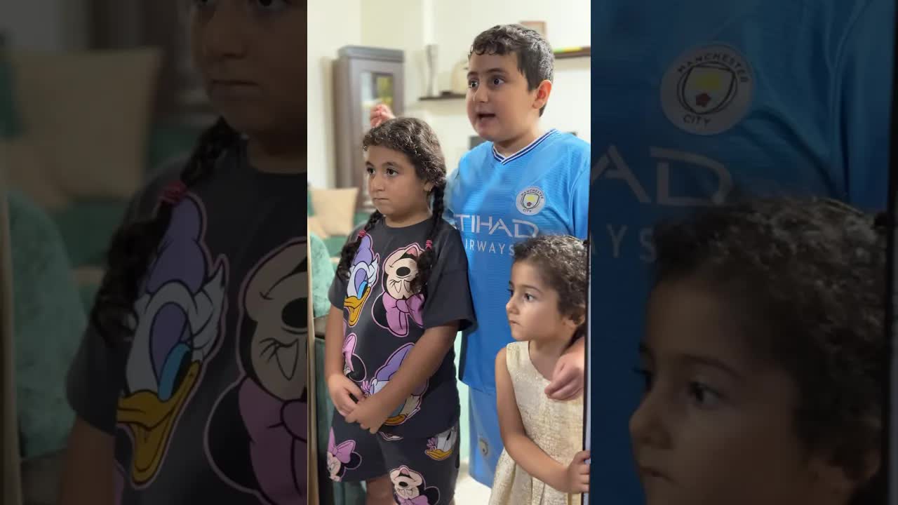 أخ يدافع عن أخواته أمام والده